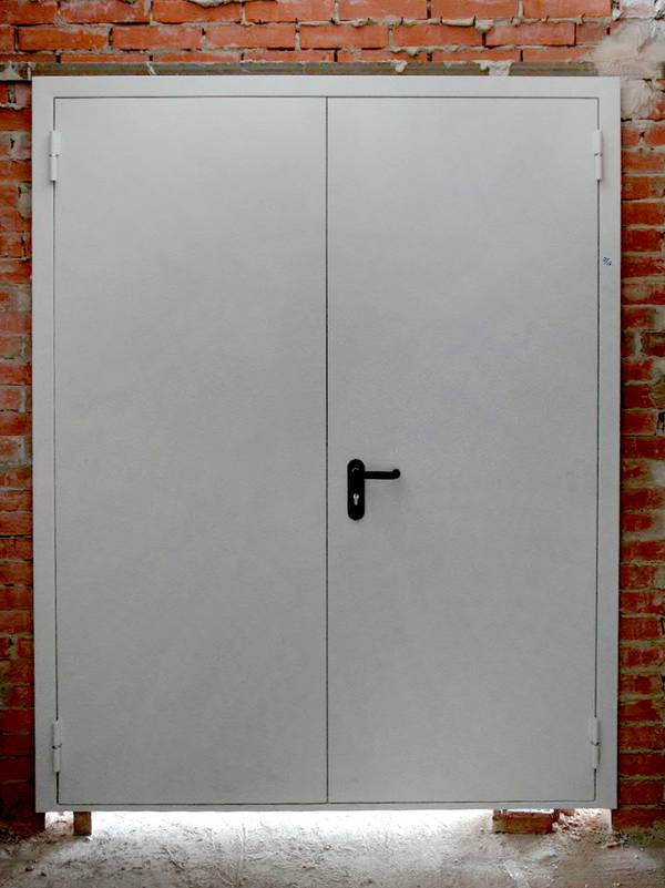 Белая двупольная противопожарная дверь Белая двупольная противопожарная дверь