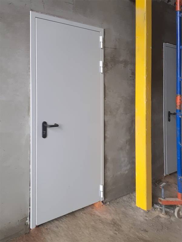 Белая дверь в котельную (г. Кашира) Белая дверь в котельную (г. Кашира)