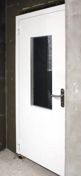 Белая остекленная дверь Белая остекленная дверь