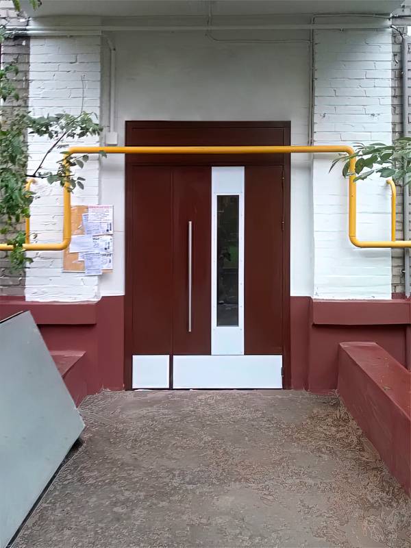 Дверь с фрамугой и отбойником в подъезд (ул. 8-я Парковая, 25) Дверь с фрамугой и отбойником в подъезд (ул. 8-я Парковая, 25)