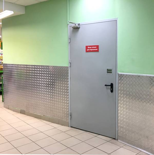 Дверь с кодовым замком в магазине Дверь с кодовым замком в магазине