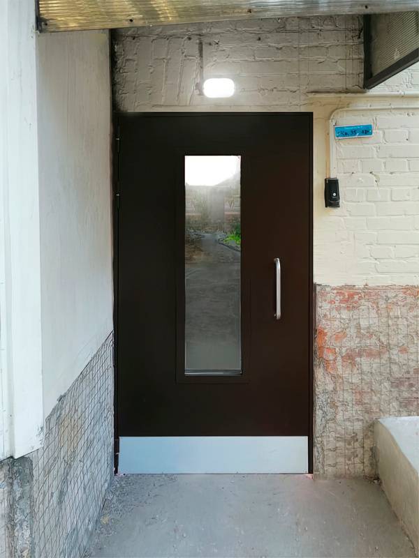 Дверь с остеклением на входе в подъезд (ул. Пруд-Ключики, 3) Дверь с остеклением на входе в подъезд (ул. Пруд-Ключики, 3)