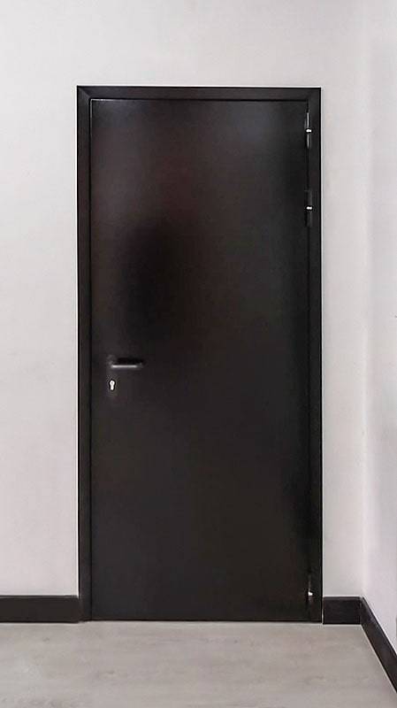 Дверь с темной порошковой отделкой Дверь с темной порошковой отделкой
