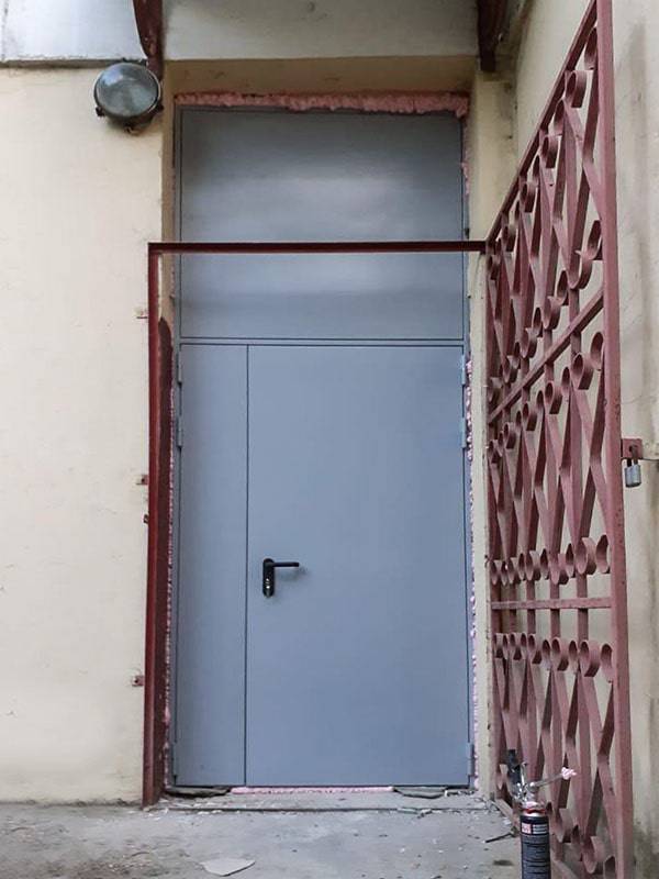 Дверь с верхней глухой вставкой Дверь с верхней глухой вставкой