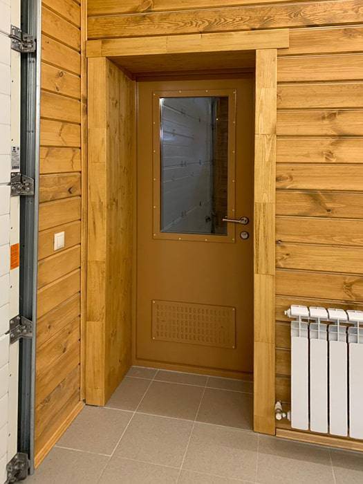 Дверь со стеклом и вентиляцией изнутри Дверь со стеклом и вентиляцией изнутри