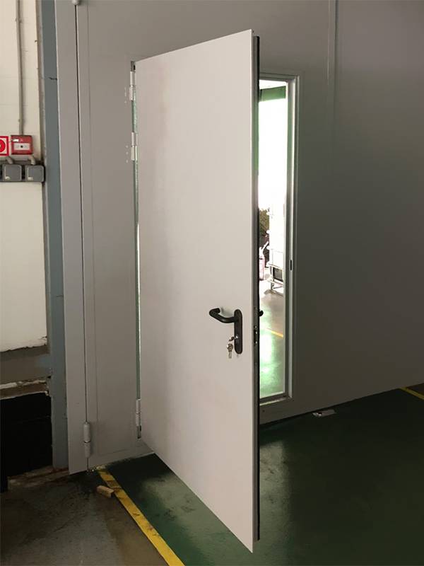 Дверь в воротах (завод «Состра», д. Бужарово, ул. Центральная, 21) Дверь в воротах (завод «Состра», д. Бужарово, ул. Центральная, 21)