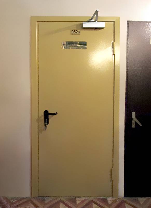 Двери пожаростойкие желтые с доводчиком Двери пожаростойкие желтые с доводчиком