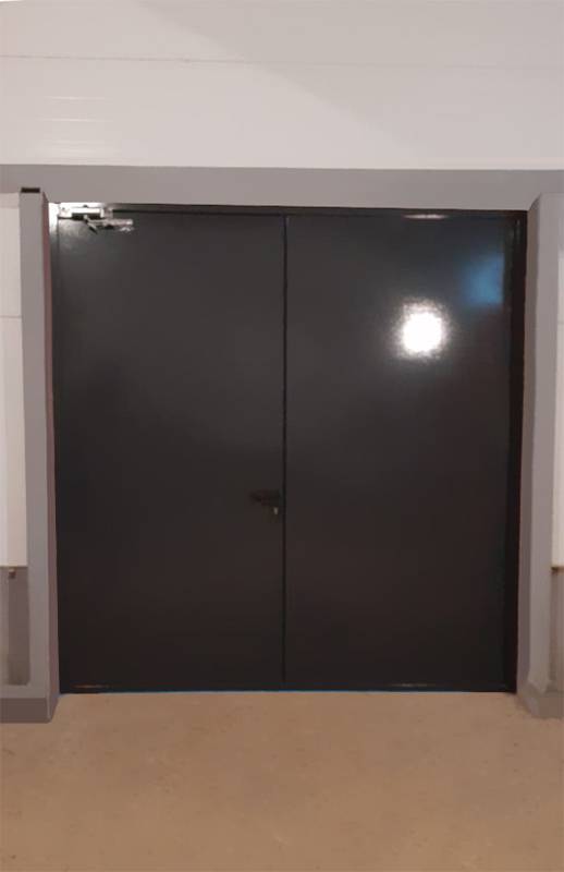 Двупольная дверь, вид сзади (склад, шоссе Энтузиастов, 4) Двупольная дверь, вид сзади (склад, шоссе Энтузиастов, 4)