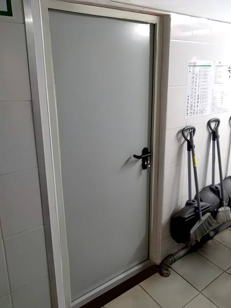 Глухая противопожарная дверь серого цвета Глухая противопожарная дверь серого цвета