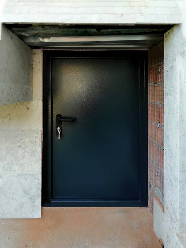 Люк с открыванием внутрь (ул. Гостиничная, гостиница «Восход») Люк с открыванием внутрь (ул. Гостиничная, гостиница «Восход»)