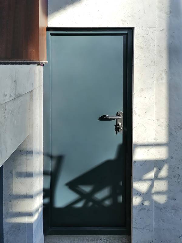 Нестандартная дверь, вид с улицы Нестандартная дверь, вид с улицы