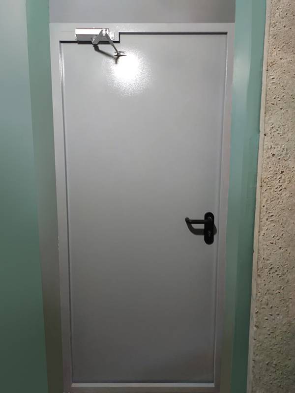 Обратная сторона противопожарной двери Обратная сторона противопожарной двери