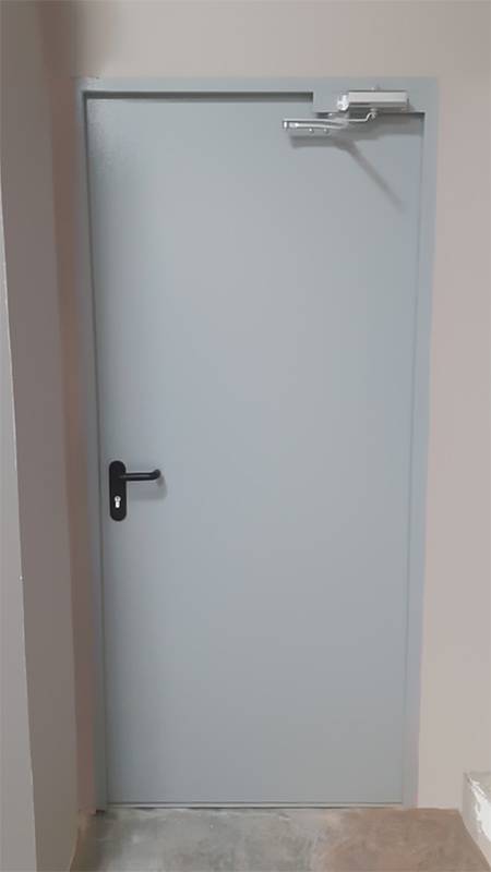 Однопольная дверь изнутри (коридор школы, р-н Марьина Роща) Однопольная дверь изнутри (коридор школы, р-н Марьина Роща)