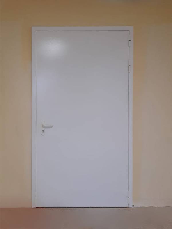 Одностворчатая дверь в больнице (ул. 3-я Черепковская) Одностворчатая дверь в больнице (ул. 3-я Черепковская)