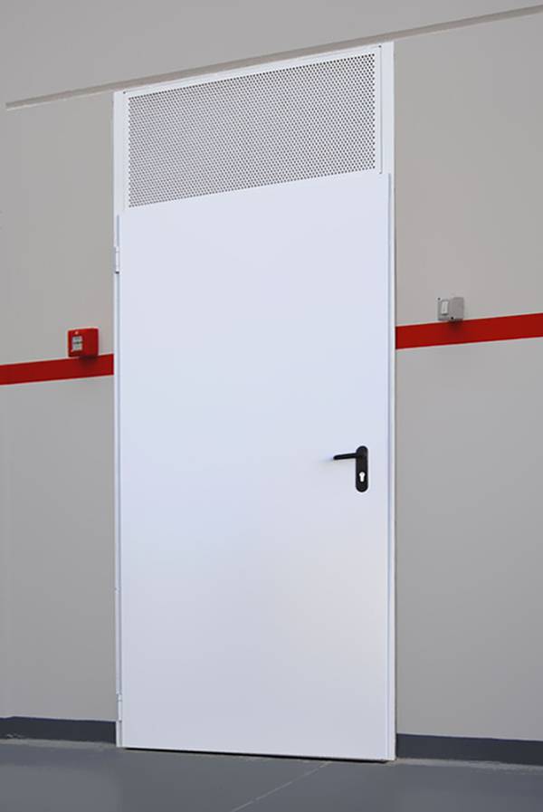 Однопольная белая дверь с фрамугой Однопольная белая дверь с фрамугой