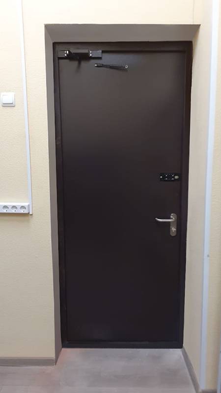 Огнезащитная дверь с внутренней стороны (офисы, пер. Хользунова) Огнезащитная дверь с внутренней стороны (офисы, пер. Хользунова)