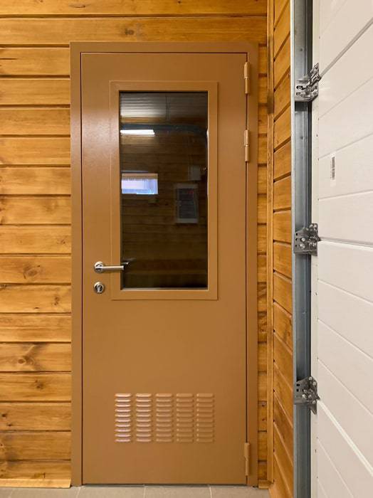 Остекленная дверь с вентрешеткой с внешней стороны Остекленная дверь с вентрешеткой с внешней стороны