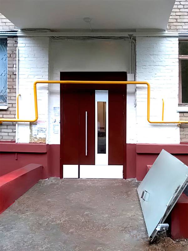 Полуторная дверь с остеклением (ул. 8-я Парковая, 25) Полуторная дверь с остеклением (ул. 8-я Парковая, 25)