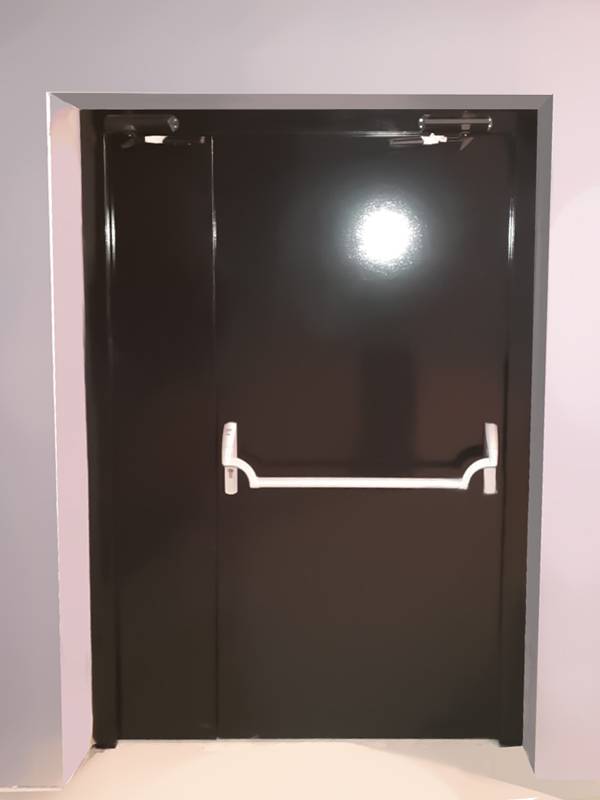 Полуторная дверь в торговом центре, фото изнутри (ТЦ, г. Балашиха) Полуторная дверь в торговом центре, фото изнутри (ТЦ, г. Балашиха)