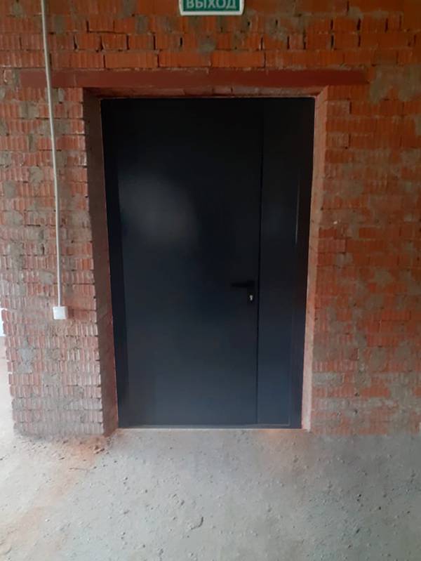 Полуторная дверь, вид сзади (г. Долгопрудный, склад) Полуторная дверь, вид сзади (г. Долгопрудный, склад)