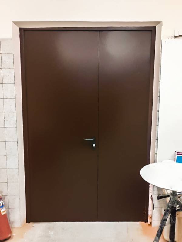 Полуторная дверь, вид сзади (ул. Крымский Вал, 8 к2)