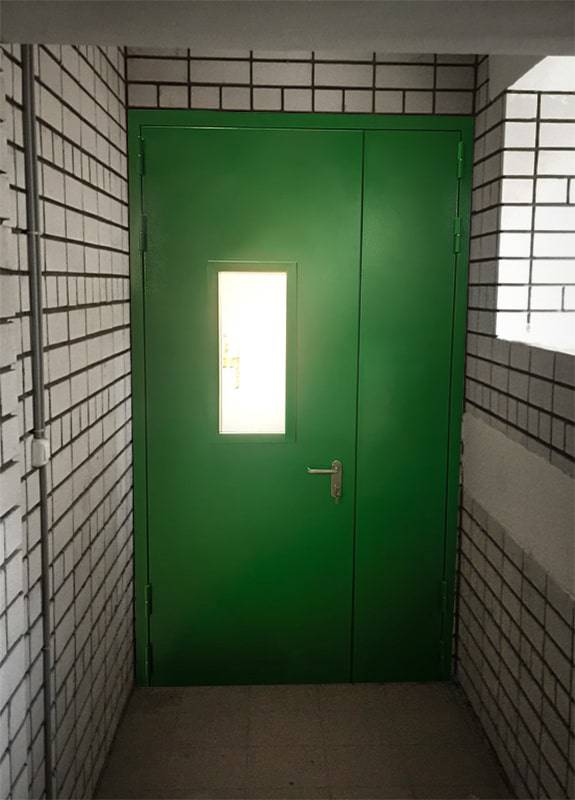 Полуторная зеленая дверь Полуторная зеленая дверь