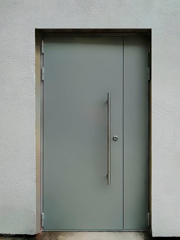 Полуторная техническая дверь