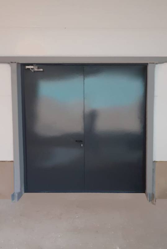 Равностворчатая дверь с внутренней стороны (склад, шоссе Энтузиастов, 4) Равностворчатая дверь с внутренней стороны (склад, шоссе Энтузиастов, 4)