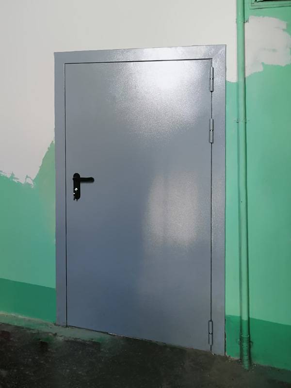 Серая однопольная дверь для МКД (ул. Валовая, д.6) Серая однопольная дверь для МКД (ул. Валовая, д.6)