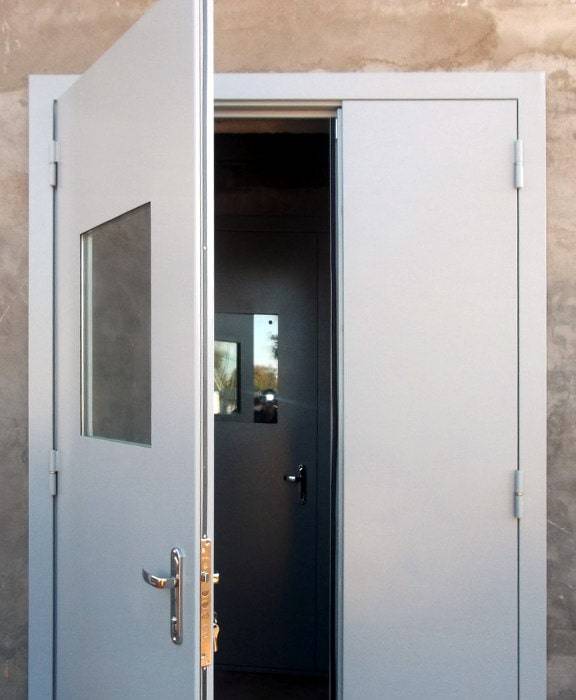 Серая техническая дверь Серая техническая дверь