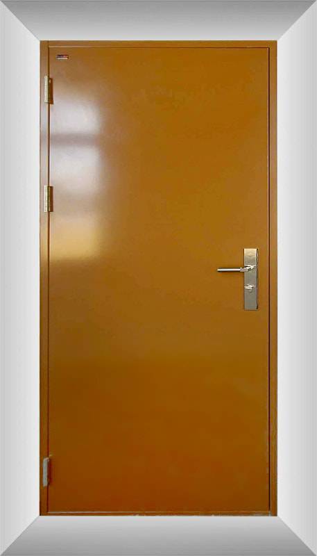 Техническая дверь оранжевого цвета с ручкой под серебро