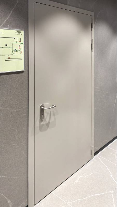 Дверь в служебное помещение